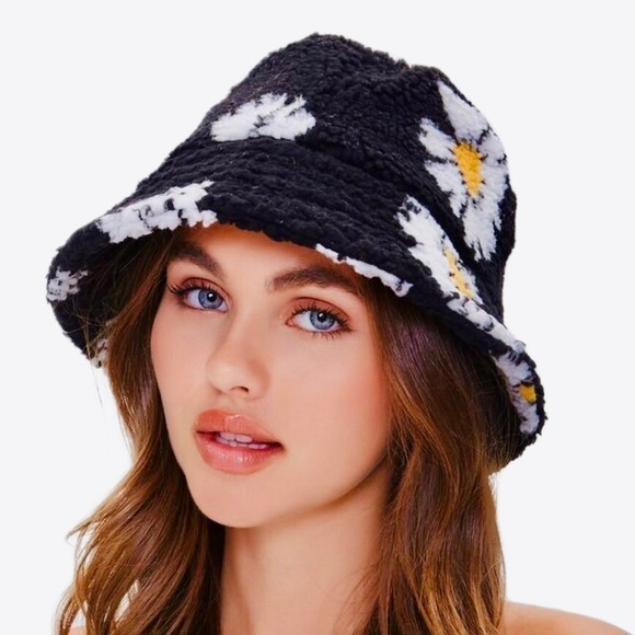 FOREVER 21 Daisy Faux Fur Hat - Picture 2 of 9